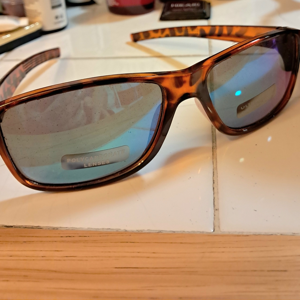 Tortoise Shell Sunglasses with Polycarbonate Lenses - Picture 2 of 6